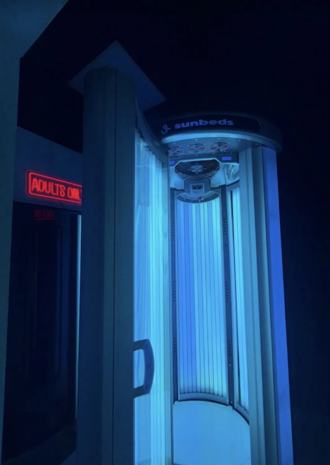 Stand up sunbed at Luxe Glow Studio