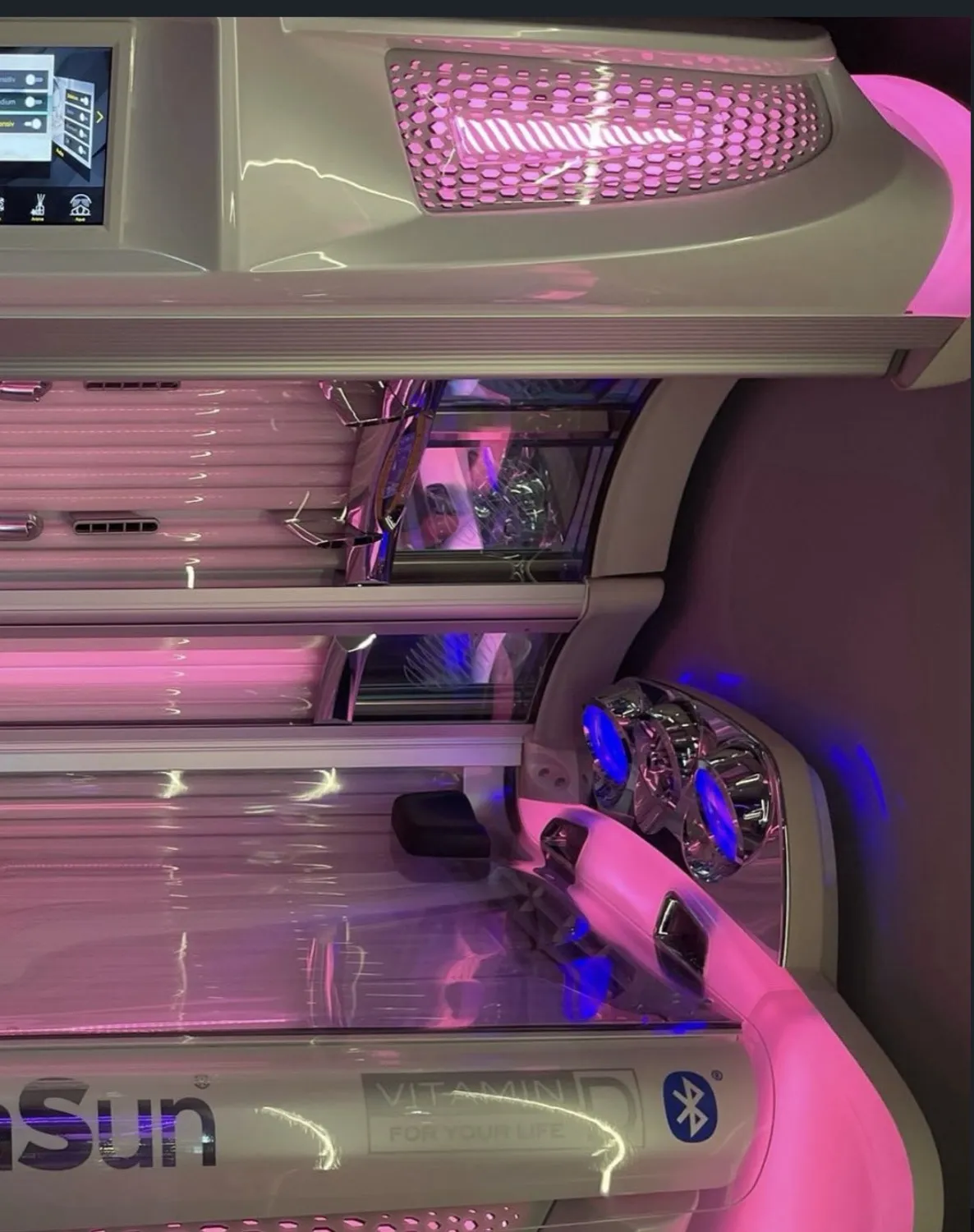 megaSun 7800 Alpha Hybrid canopy detail at Platinum Tanning